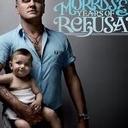 Il testo SOMETHING IS SQUEEZING MY SKULL di MORRISSEY è presente anche nell'album Years of refusal (2009)