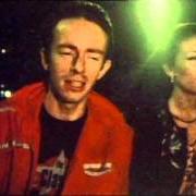 Il testo JULIE'S IN THE DRUG SQUAD dei THE CLASH è presente anche nell'album Clash on broadway (disc 2) (1991)