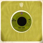 Il testo DOMINO di VAN MORRISON è presente anche nell'album His band and the street choir (1971)