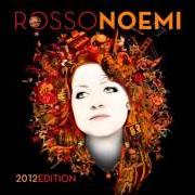 Il testo IN UN GIORNO QUALUNQUE di NOEMI è presente anche nell'album Rossonoemi 2012 edition (2012)