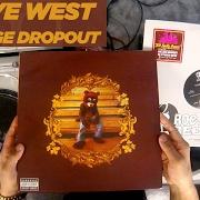 Il testo NEVER LET ME DOWN di KANYE WEST è presente anche nell'album College dropout (2004)