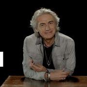 Il testo UNA CANZONE SENZA TEMPO di LIGABUE è presente anche nell'album Dedicato a noi (2023)