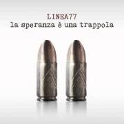 Il testo UN UOMO IN MENO dei LINEA 77 è presente anche nell'album La speranza e' una trappola (2013)