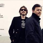 Il testo THE MASSES AGAINST THE CLASSES dei MANIC STREET PREACHERS è presente anche nell'album Forever delayed (2002)