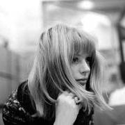 Il testo LONG BLACK VEIL di MARIANNE FAITHFULL è presente anche nell'album Rich kid blues (1984)