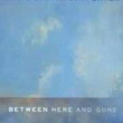 Il testo BETWEEN HERE AND GONE di MARY CHAPIN CARPENTER è presente anche nell'album Between here and gone (2004)