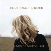 Il testo BETWEEN THE DIRT AND THE STARS di MARY CHAPIN CARPENTER è presente anche nell'album The dirt and the stars (2020)