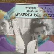 Il testo EL PUEBLO ENTIENDE LA POESIA dei MERCANTI DI LIQUORE è presente anche nell'album La musica dei poveri (2002)