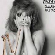 Il testo CON UN PUÑAL di NAJWA NIMRI è presente anche nell'album El ultimo primate (2010)