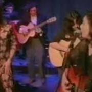 Il testo TURN AROUND di NANCI GRIFFITH è presente anche nell'album Other voices / other rooms (1993)