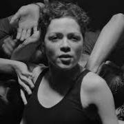 Il testo HASTA LA RAÍZ di NATALIA LAFOURCADE è presente anche nell'album Hasta la raíz (2015)