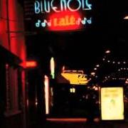 Il testo TEN MEN WORKIN' di NEIL YOUNG è presente anche nell'album Bluenote café (2015)