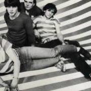 Il testo I'M NOT... di NENA è presente anche nell'album The stripes (1980)