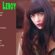 Il testo UNE FEMME CACHÉE di NOLWENN LEROY è presente anche nell'album Nolwenn leroy (2003)