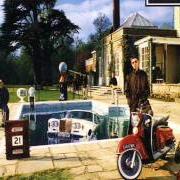 Il testo THE GIRL IN THE DIRTY SHIRT degli OASIS è presente anche nell'album Be here now (1998)