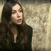 Il testo PLUS J'AIME, PLUS JE PIQUE di OLIVIA RUIZ è presente anche nell'album Le calme et la tempête (2012)