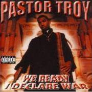 Il testo NO MO PLAY IN G.A. di PASTOR TROY è presente anche nell'album We ready, i declare war (1999)