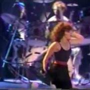 Il testo LOOKING FOR A STRANGER di PAT BENATAR è presente anche nell'album Live from earth (1983)