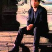 Il testo SHE MOVES ON di PAUL SIMON è presente anche nell'album Rhythm of the saints (1990)