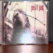 Il testo ELDERLY WOMAN BEHIND THE COUNTER IN A SMALL TOWN dei PEARL JAM è presente anche nell'album Vs (1993)