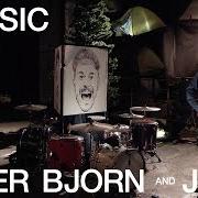 Il testo DON'T BE SKEW dei PETER BJORN AND JOHN è presente anche nell'album Peter bjorn and john (2002)