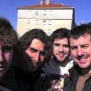 Il testo VUELVE A SOÑAR (ACÚSTICO) di QUATRO D ABRIL è presente anche nell'album Quatro d abril (2006)