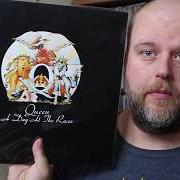 Il testo THE MILLIONAIRE WALTZ dei QUEEN è presente anche nell'album A day at the races (1976)