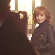 Il testo LOVE ISN'T LOVE (TIL YOU GIVE IT AWAY) di REBA MCENTIRE è presente anche nell'album Behind the scene (1999)