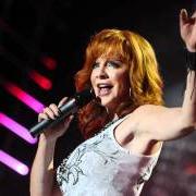 Il testo THE DAY SHE GOT DIVORCED di REBA MCENTIRE è presente anche nell'album All the women i am (2010)