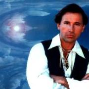 Il testo EN LA FAZ DE LA TIERRA di RICARDO MONTANER è presente anche nell'album Una mañana y un camino (1994)