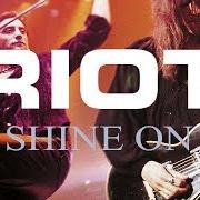 Il testo BLOODSTREETS dei RIOT è presente anche nell'album Shine on (1998)