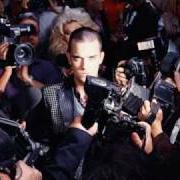 Il testo ANGELS di ROBBIE WILLIAMS è presente anche nell'album Life thru a lens (1997)