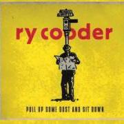 Il testo NO BANKER LEFT BEHIND di RY COODER è presente anche nell'album Pull up some dust and sit down (2011)