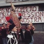 Il testo RIGURGITO ANTIFASCISTA dei 99 POSSE è presente anche nell'album Curre curre guagliò (1993)