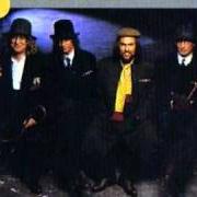 Il testo MYZSTERIOUS MIZSTER JONES degli SLADE è presente anche nell'album Rogues gallery (1985)