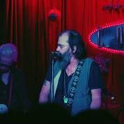 Il testo LOCAL MEMORY di STEVE EARLE è presente anche nell'album So you wannabe an outlaw (2017)