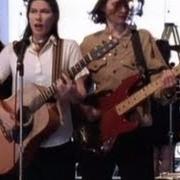 Il testo NEW YEAR dei THE BREEDERS è presente anche nell'album Last splash (1993)