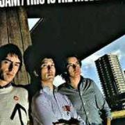 Il testo MODERN WORLD dei THE JAM è presente anche nell'album This is the modern world (1977)