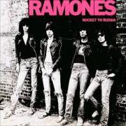 Il testo WE'RE A HAPPY FAMILY dei RAMONES è presente anche nell'album Rocket to russia (1977)