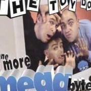 Il testo MEGA OUTRO dei TOY DOLLS è presente anche nell'album One more megabyte (1997)