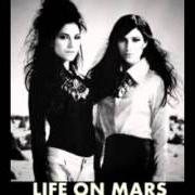 Il testo LIFE ON MARS di THE VERONICAS è presente anche nell'album Life on mars (2013)