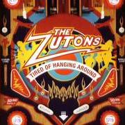 Il testo TIRED OF HANGING AROUND dei THE ZUTONS è presente anche nell'album Tired of hanging around (2006)