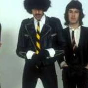 Il testo STILL IN LOVE WITH YOU dei THIN LIZZY è presente anche nell'album Live and dangerous (1978)