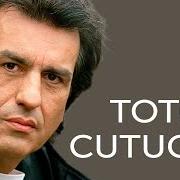 Il testo E UN ANNO CHE TU BUTTI VIA di TOTO CUTUGNO è presente anche nell'album L'italiano (1983)