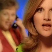 Il testo UNDER THE RAINBOW di TRISHA YEARWOOD è presente anche nell'album Everybody knows (1996)