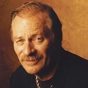 Il testo IT'S NOT OVER, YET di VERN GOSDIN è presente anche nell'album Chiseled in stone