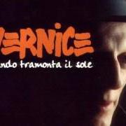 Il testo QUANDO TRAMONTA IL SOLE di VERNICE è presente anche nell'album Quando tramonta il sole (1994)