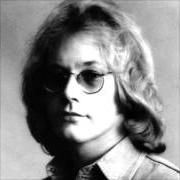 Il testo PIANO FIGHTER di WARREN ZEVON è presente anche nell'album Mutineer (1995)