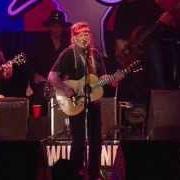 Il testo BLUE EYES CRYIN' IN THE RAIN di WILLIE NELSON è presente anche nell'album Live at billy bob's texas (2004)