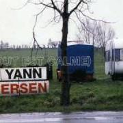 Il testo PLUS AU SUD di YANN TIERSEN è presente anche nell'album Tout est calme (1999)